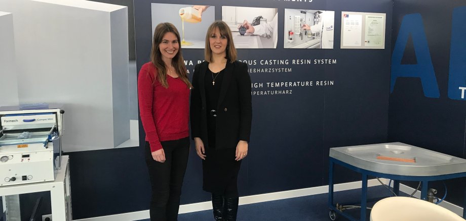 Auf dem Bild sehen Sie die Geschäftsführung der ALWA GmbH Frau Dr. Nadin Sabrina Dirkmorfeld und rechts daneben steht Frau Katharina Vater, Geschäftsführung der WTG.