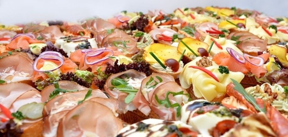 Auf dem Bild sind belegte Brötchen abgebildet.