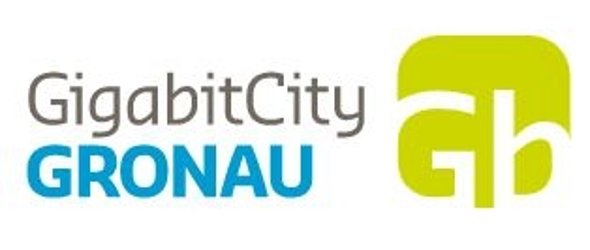 Logo mit dem Schriftzug „GigabitCity Gronau“ in Grau und Blau. Rechts daneben befindet sich ein grünes Symbol mit den Buchstaben „Gb“.