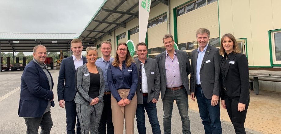 Das Bild zeigt ein Gruppenfoto mit der Familie Bröcker, bei der das erste Unternehmensfrühstück "on tour" stattfand. Der Bürgermeister Rainer Doetkotte, die Aufsichtsratsvorsitzenden der WTG und die Geschäftsführerin der WTG Katharina Vater sind ebenfalls auf dem Foto zu sehen.