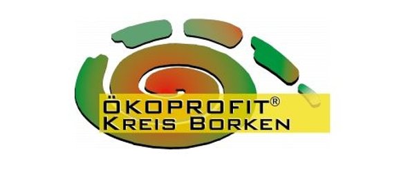 Logo des Projekts „Ökoprofit Kreis Borken“ mit einem kreisförmigen Symbol in Grün-, Gelb- und Orangetönen. Darunter beziehungsweise darüber steht der Schriftzug „Ökoprofit Kreis Borken“.