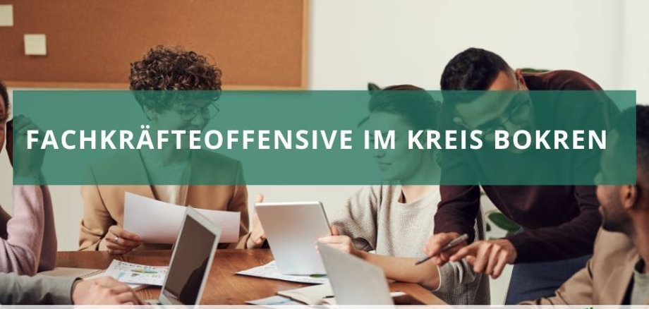 Bild von einer Gruppe Fachkräften an einem Besprechungstisch auf dem Bild ein Banner mit dem Slogan: " Fachkräfteoffensive Kreis Borken" 