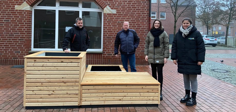 Auf dem Bild sind 4 Personen zu erkennen. von links nach rechts Siegfried Aulenkamp – Zimmerei Aulenkamp, Martin Wolbrink – Zentrale Bau- und Umweltdienste, Alina Epping – Wirtschaftsförderung Gronau, Luana Dörken – Stadtmarketing Gronau.