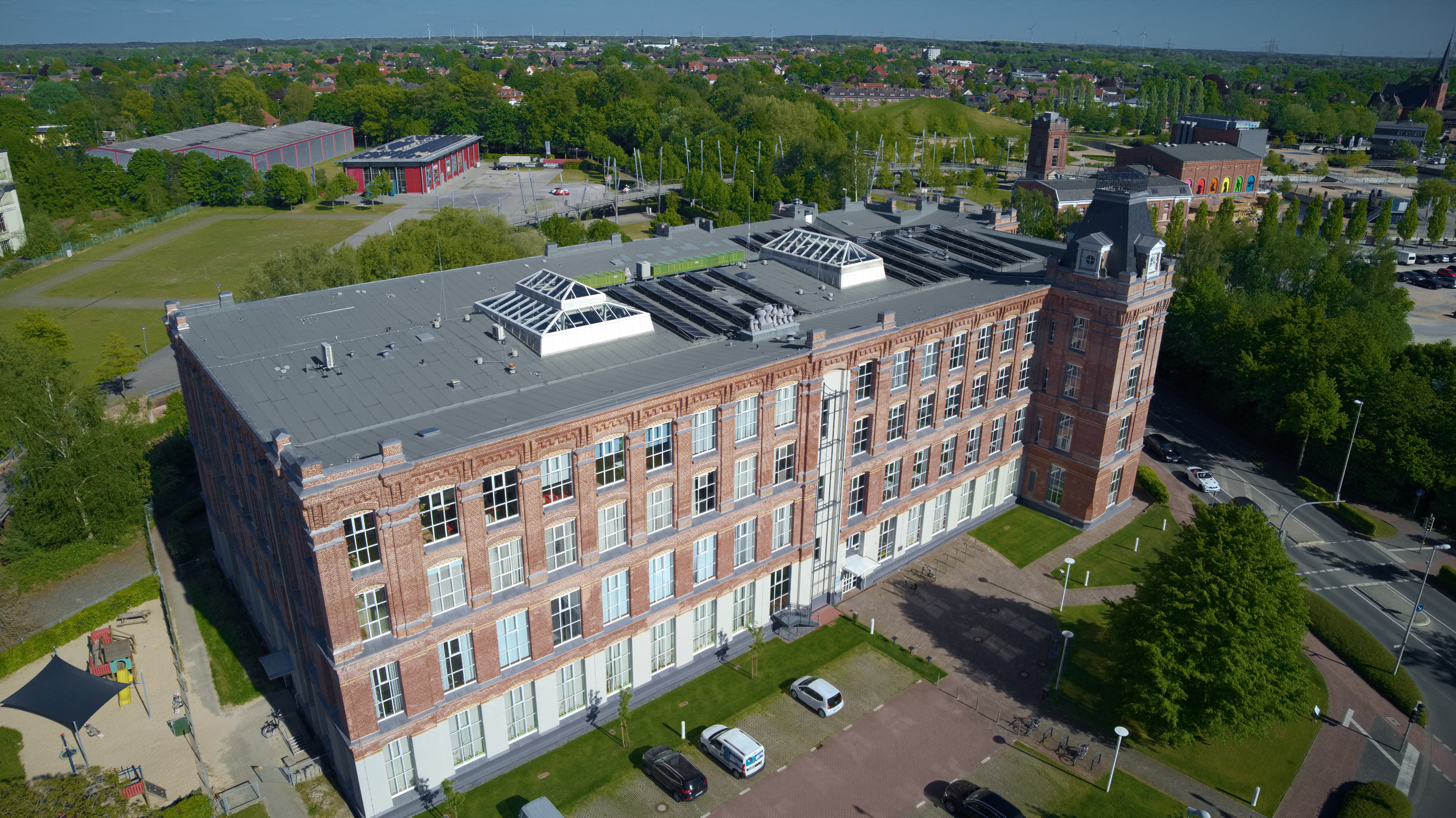 Auf dem Bild ist eine Luftaufnahme des Wirtschaftszentrums zu sehen.