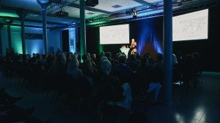 Das Bild zeigt das, mit Menschen voll besuchte, Forum beim Unternehmerabend im Wirtschaftszentrum.